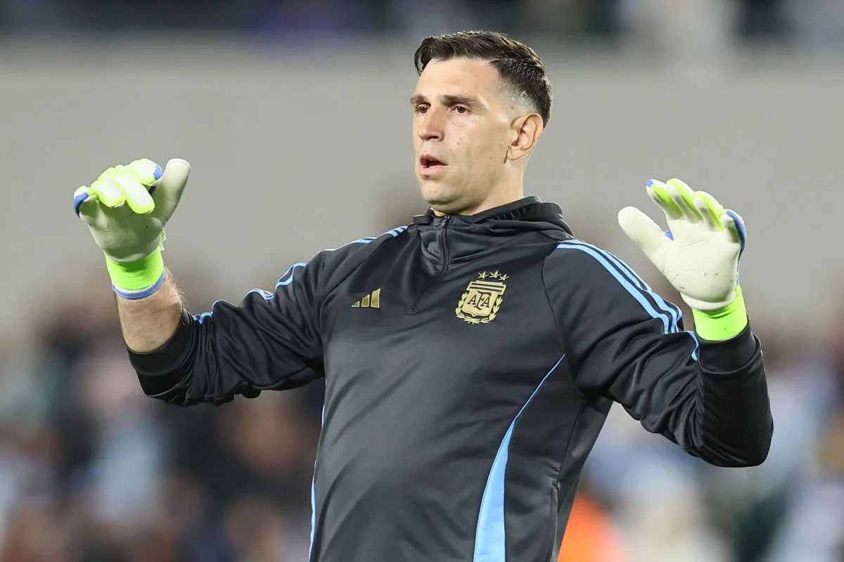 Emiliano Martinez recale un cador de la Premier League