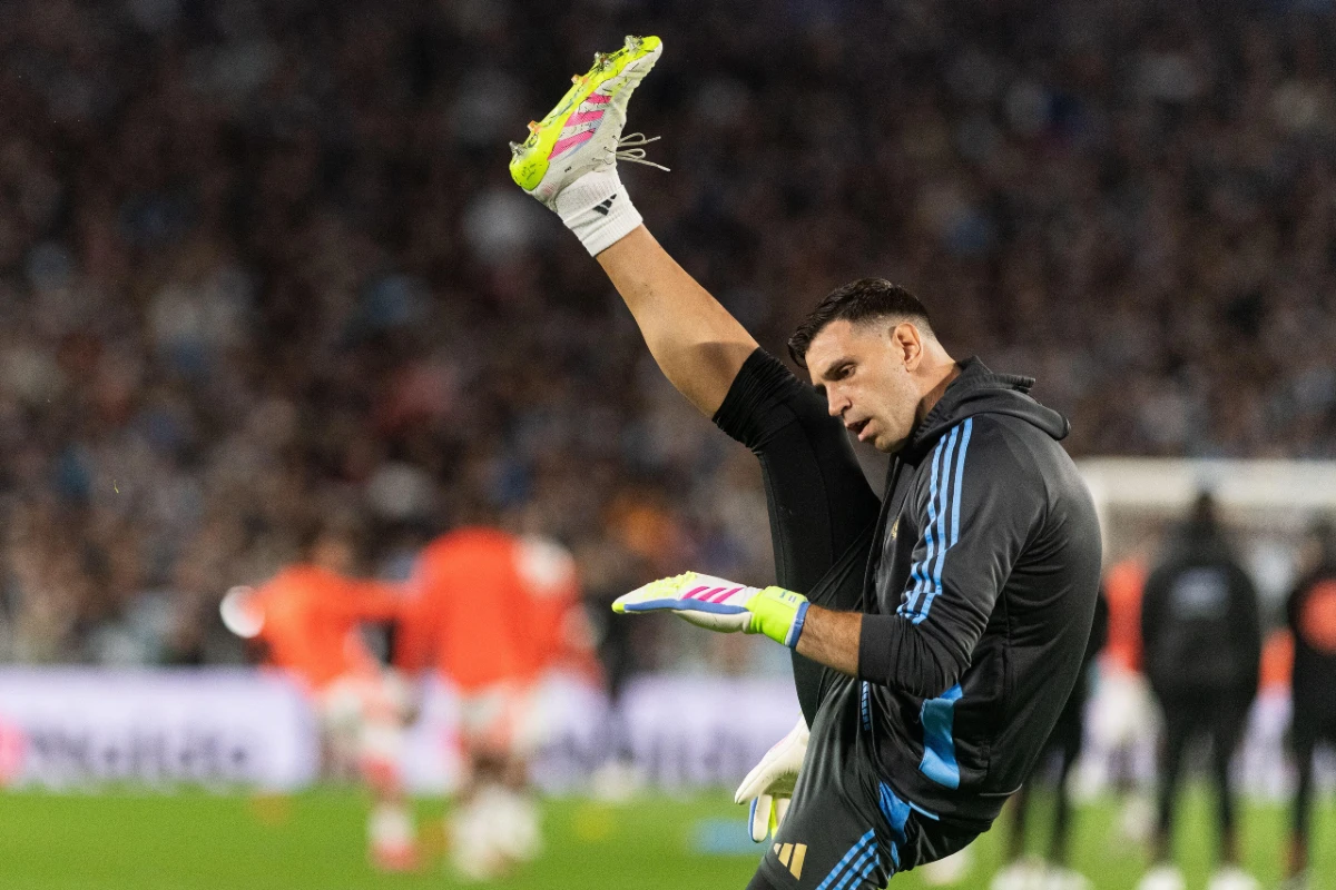 Emiliano Martinez arrive à Manchester United