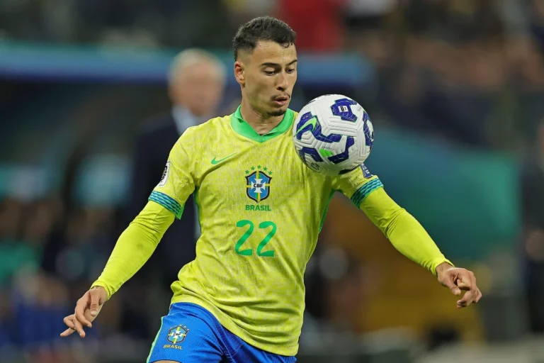 Gabriel Martinelli avec le maillot du Brésil @Alamy