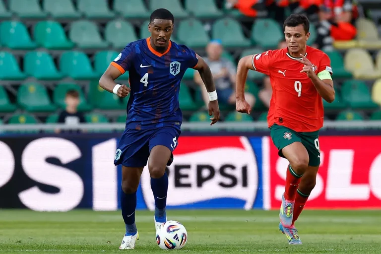 Jorrel Hato avec les Pays-Bas @Alamy