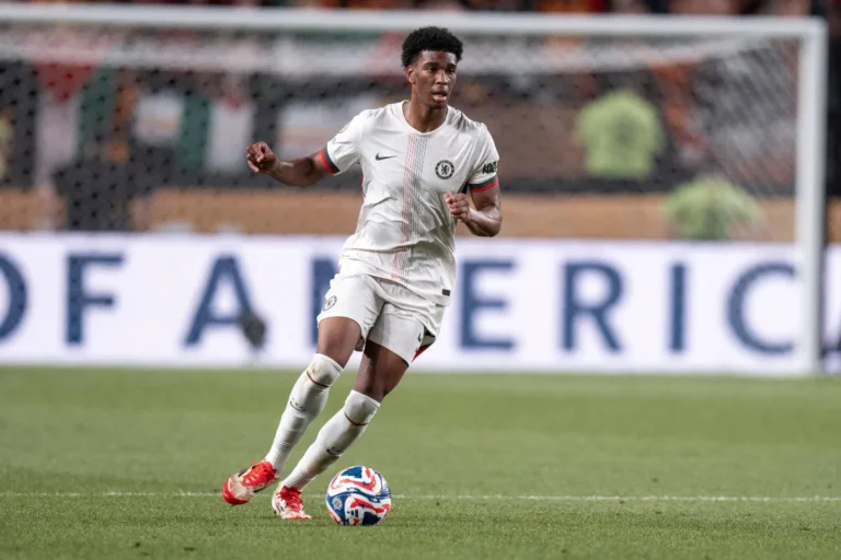 Josh Acheampong sous le maillot de Chelsea @Alamy