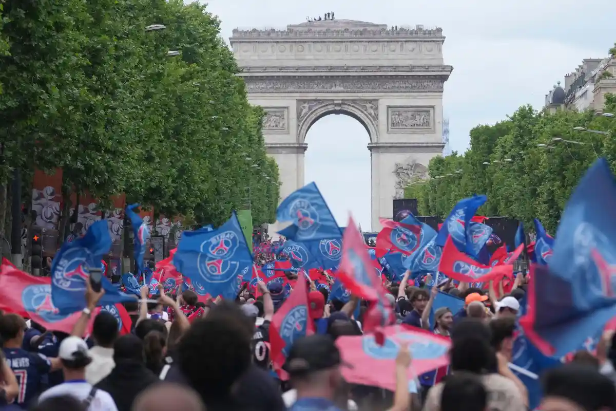 La Une de La Provence: PSG, toujours derrière l'OM!'