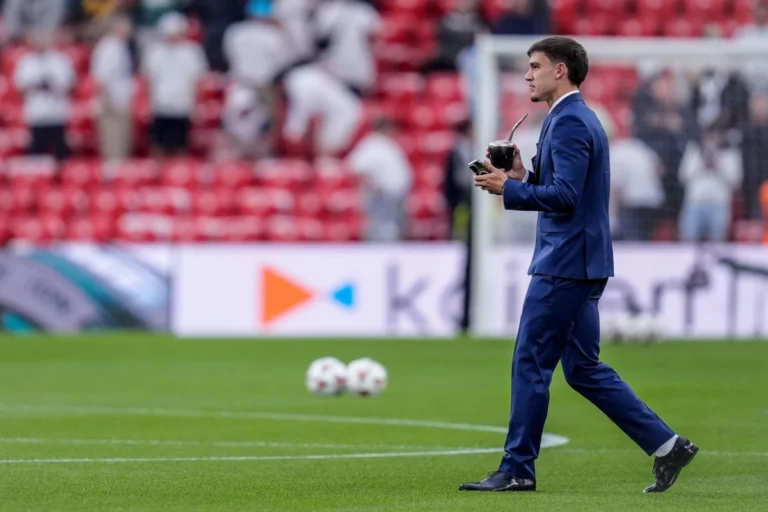 Lisandro Martinez visé par Naples ©Alamy