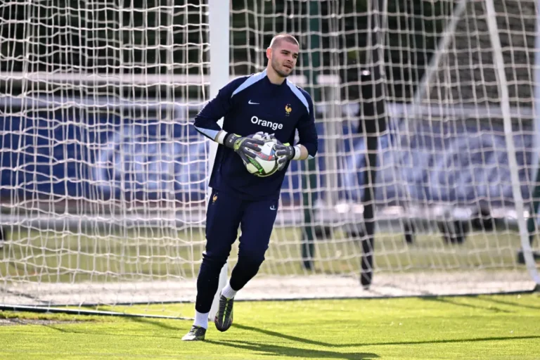 Lucas Chevalier harcelé par MAnhester United ©Alamy