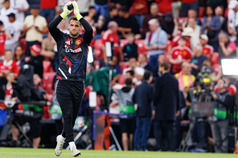 Man United prolonge un habitué du banc