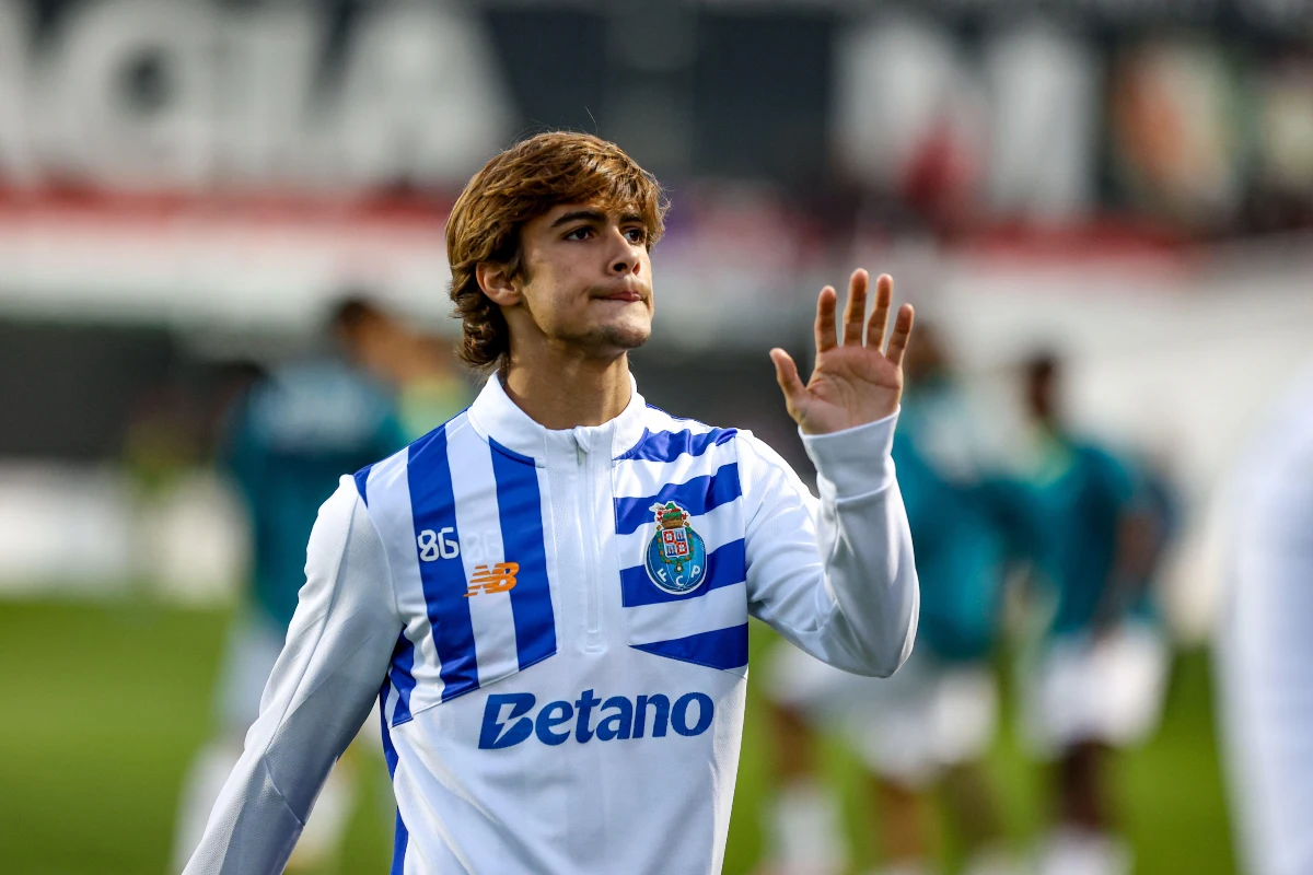 Le FC Barcelone défie le PSG pour un jeune crack portugais