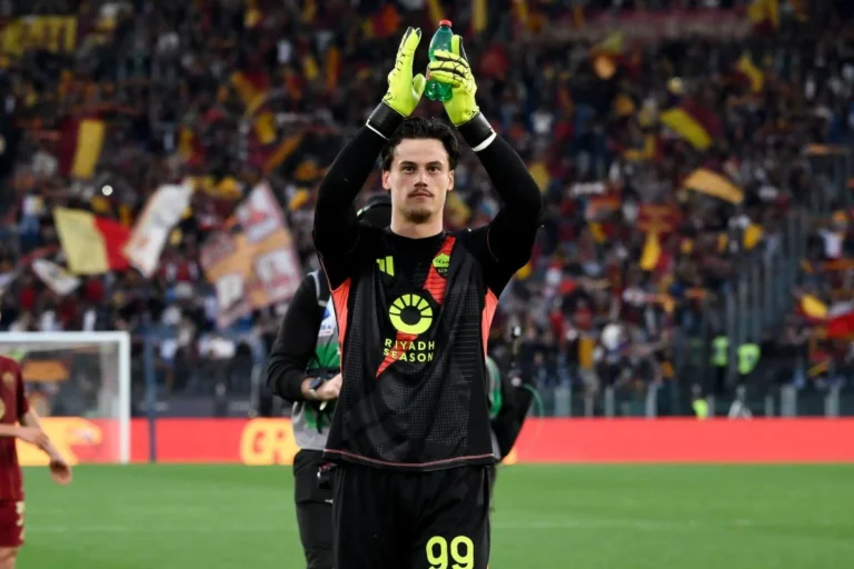 Svilar applaudissant ses supporters @Alamy