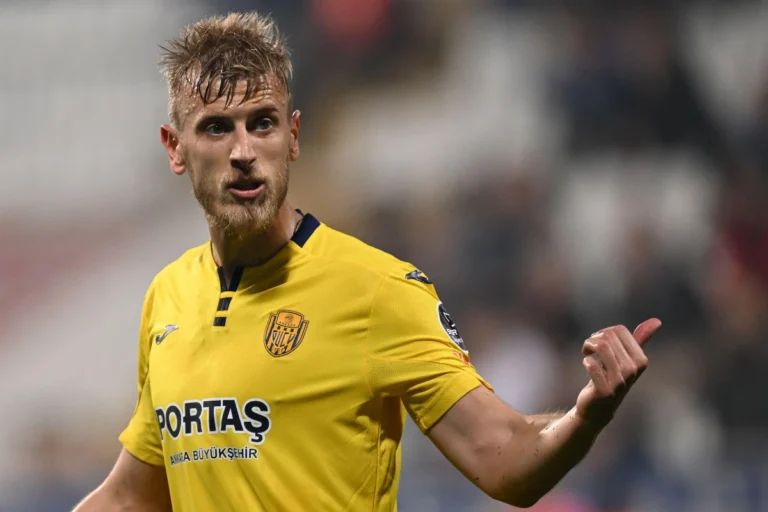 Uros Radakovic arrive à Nantes @Alamy