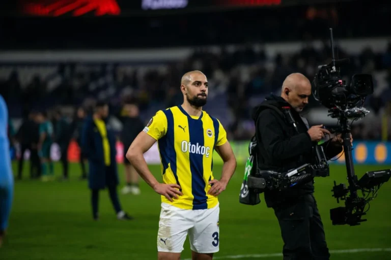 Sofyan Amrabat sous le maillot de Fenerbahçe @Alamy