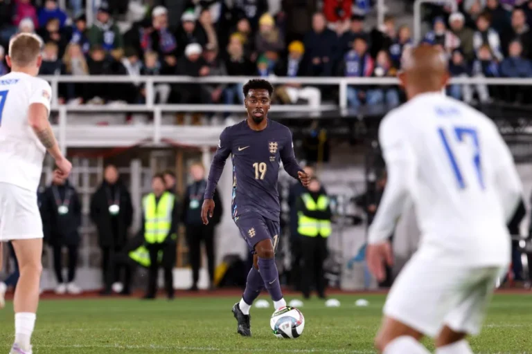 Angel Gomes sous le maillot de la sélection anglaise @Alamy
