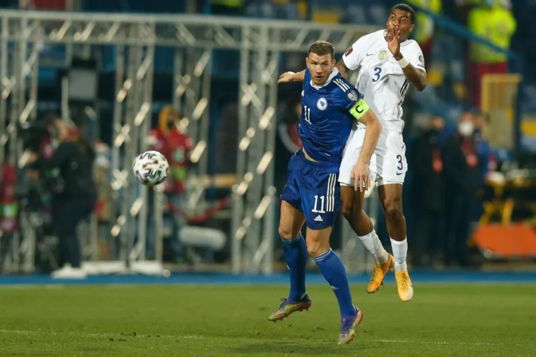 Edin Dzeko face à l'équipe de France @Alamy