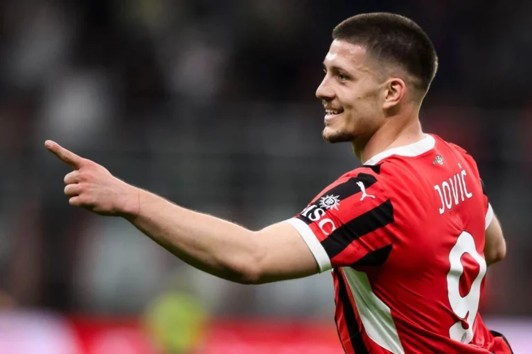 Luka Jovic sous la tunique milanaise @Alamy