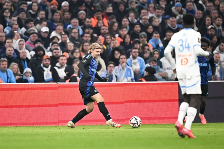 Nanasi face à l'Olympique de Marseille @Alamy