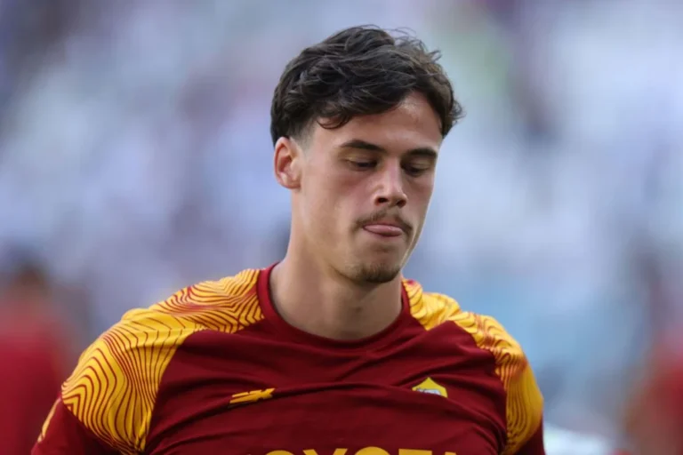 Mile Svilar à l'échauffement avec l'AS Roma @Alamy