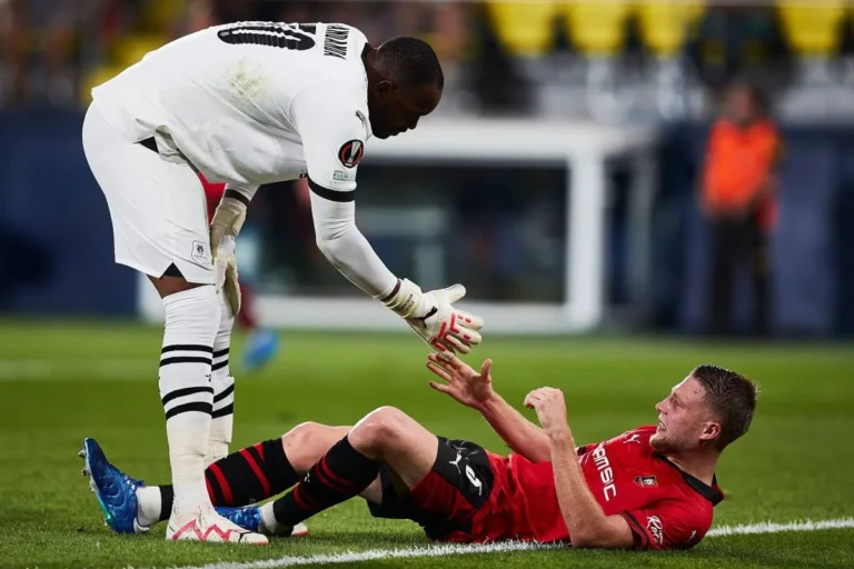Adrien Truffert avec Steve Mandanda @Alamy