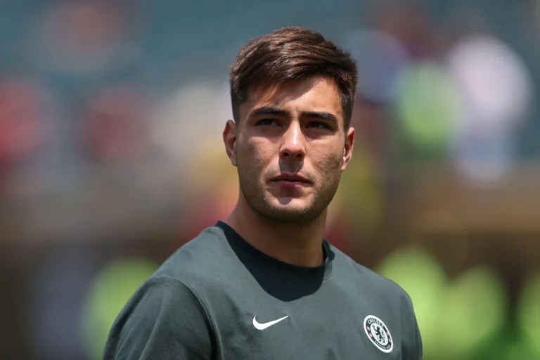 Aaron Anselmino sur le départ @Alamy