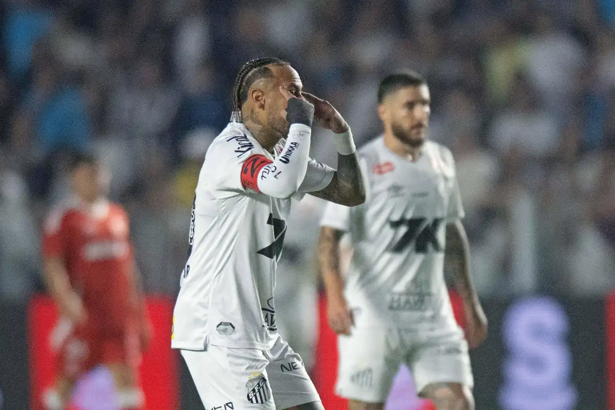 Brésil : Neymar pète les plombs et attaque un fan de Santos