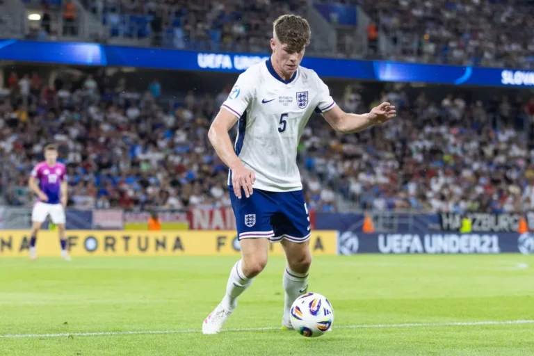 Charlie Cresswell avec les espoirs anglais @Alamy