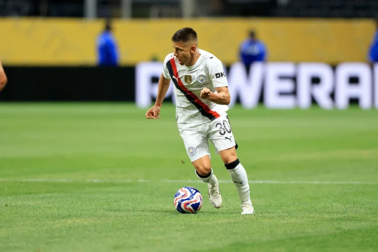 Claudio Echeverri avec Manchester City @Alamy