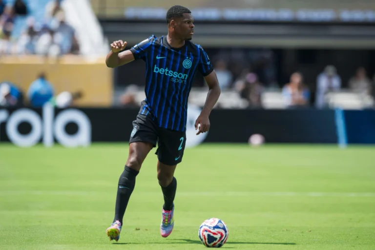 Denzel Dumfries visé par Manchester City ©Alamy