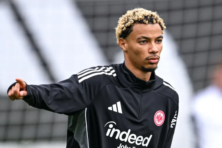 Newcastle fonce sur Hugo Ekitike pour renforcer son attaque