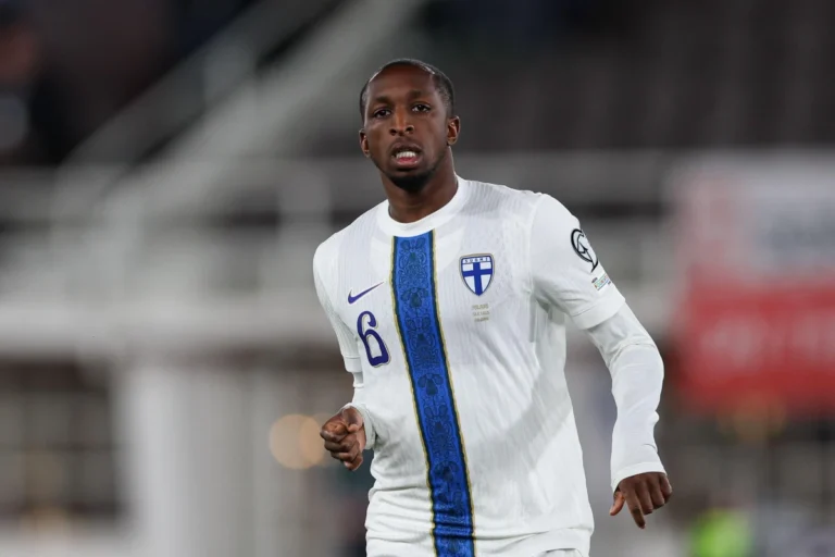 Glen Kamara avec la Finlande @Alamy
