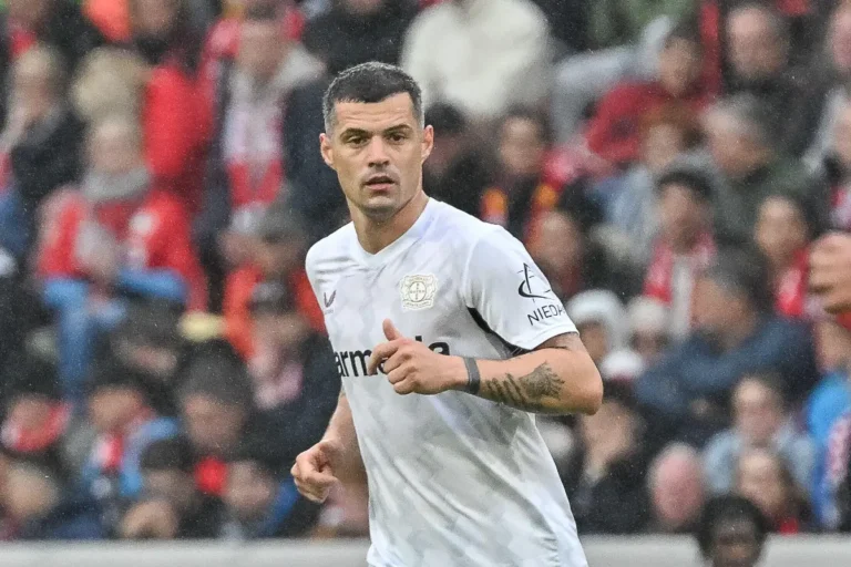 Granit Xhaka signe à Sunderland ©Alamy