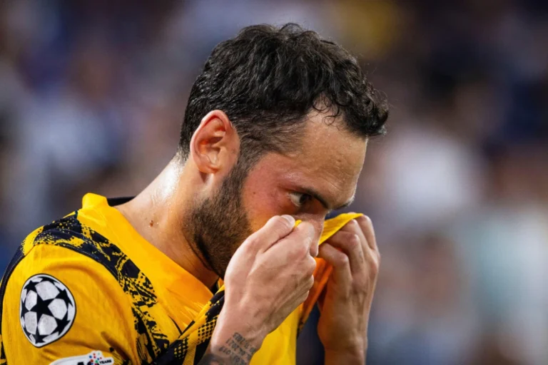 Hakan Calhanoglu loqué par l'Inter Milan ©Alamy