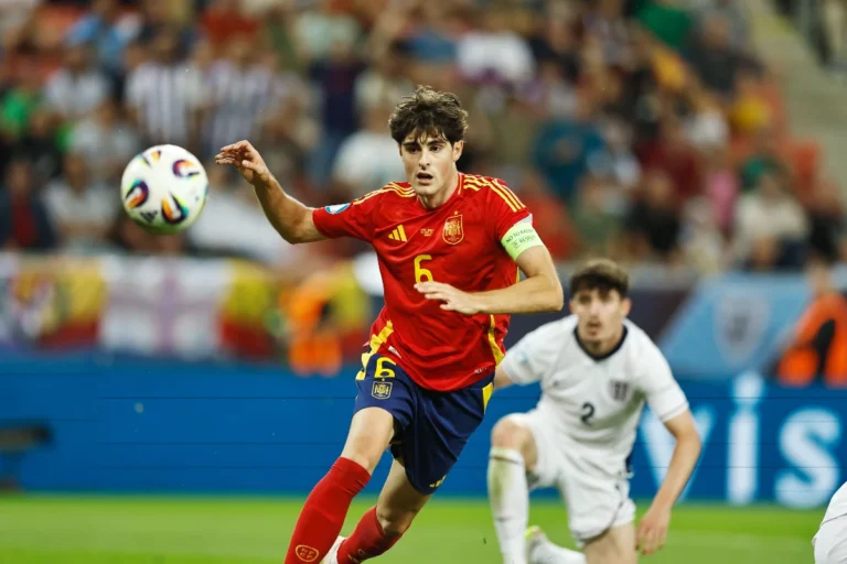 Javi Guerra avec l'Espagne @Alamy