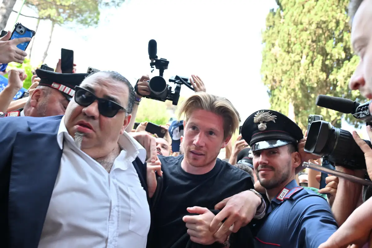 Kevin De Bruyne enflamme Naples avec son numéro de maillot
