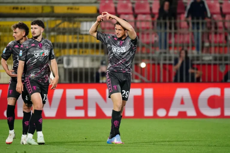 Lorenzo Colombo sur le départ @Alamy