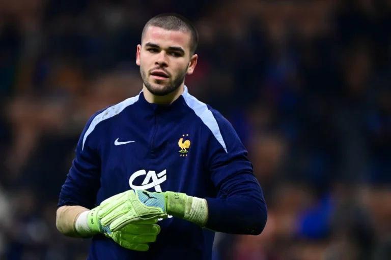 Lucas Chevalier en équipe de France ©Alamy