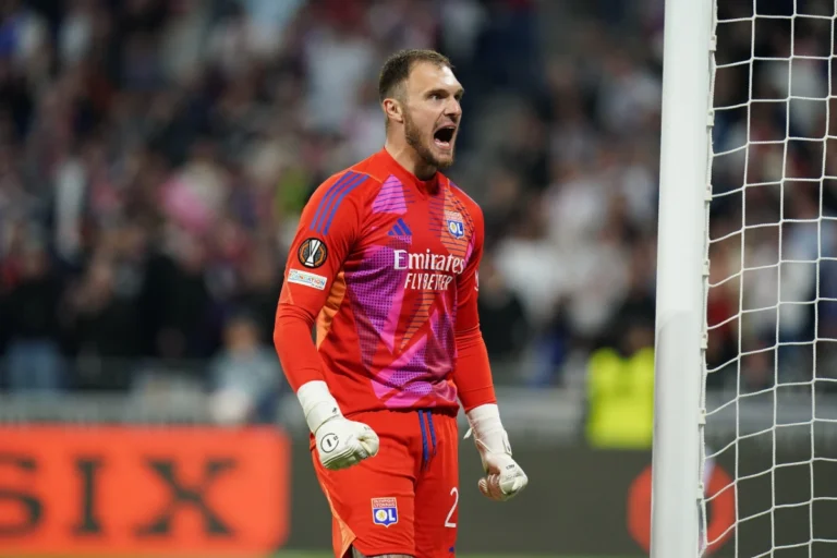 Lucas Perri en route vers l'Angleterre ©Alamy