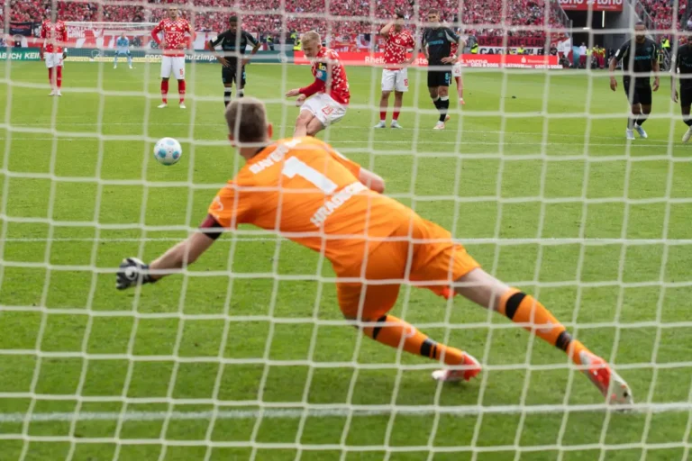 Lukas Hradecky sous les couleurs du Bayer Leverkusen ©Alamy