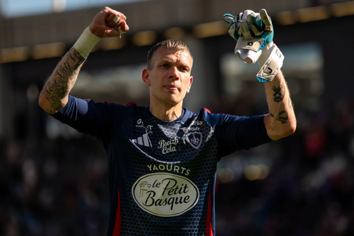 Aston Villa officialise la signature de Marco Bizot