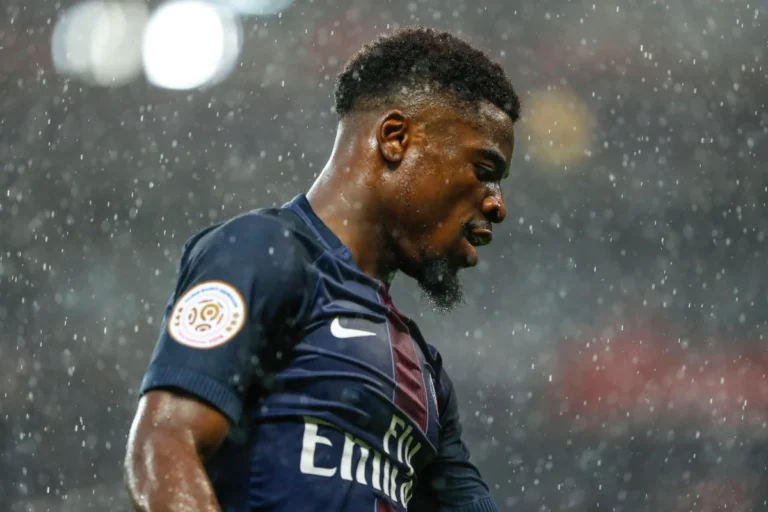 Serge Aurier atterrit à Lens ©Alamy