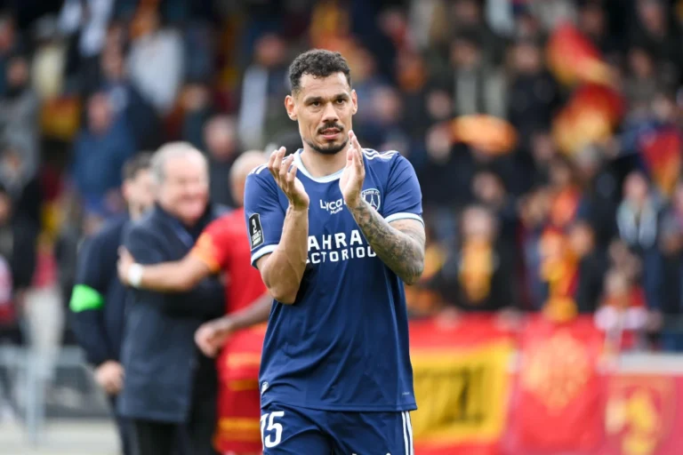 Timothée Kolodziejczak prolonge avec le Paris FC ©Alamy