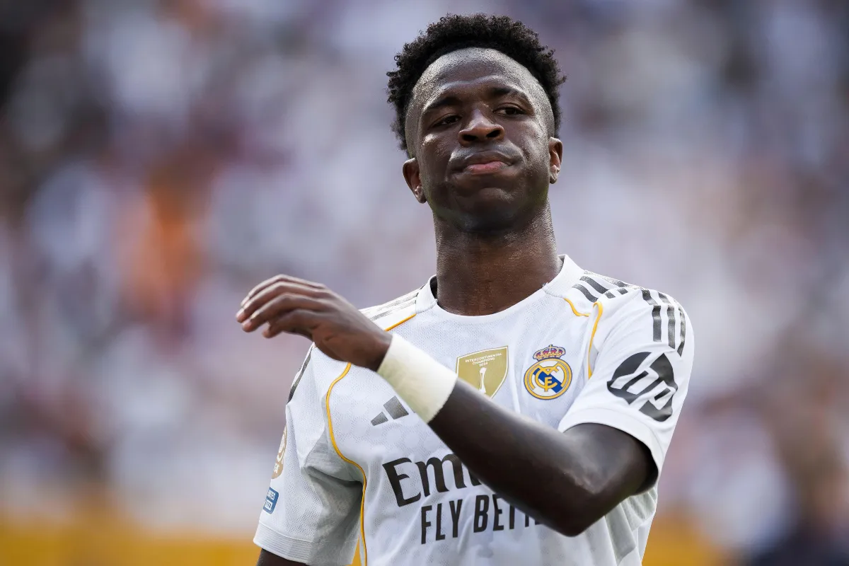 Vinícius poussé vers la sortie par&Mbappé