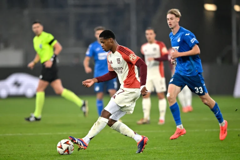 Warmed Omari avec l'OL @Alamy