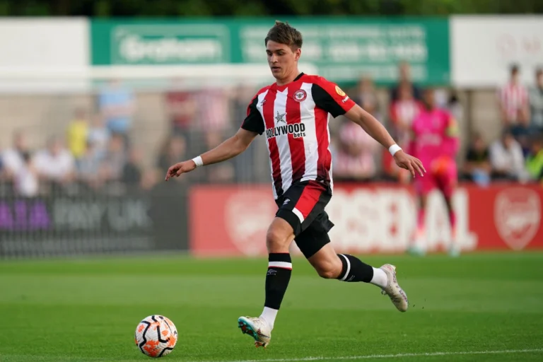 Yegor Yarmolyuk avec Brentford @Alamy