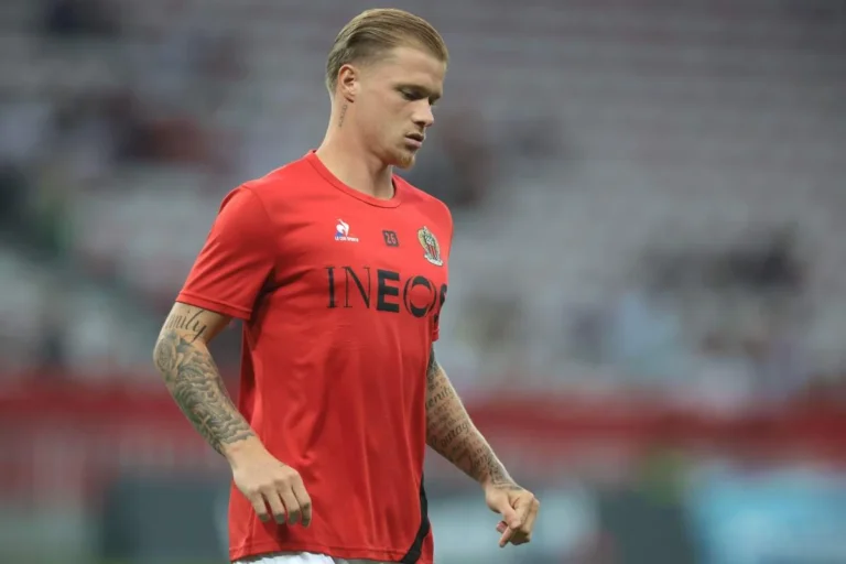 Melvin Bard à l'échauffement avec Nice @Alamy