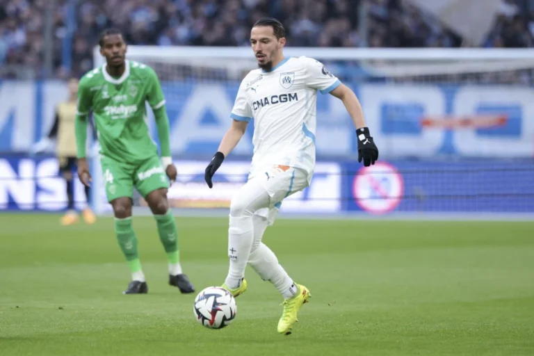 Bennacer avec le maillot de l'OM @Alamy