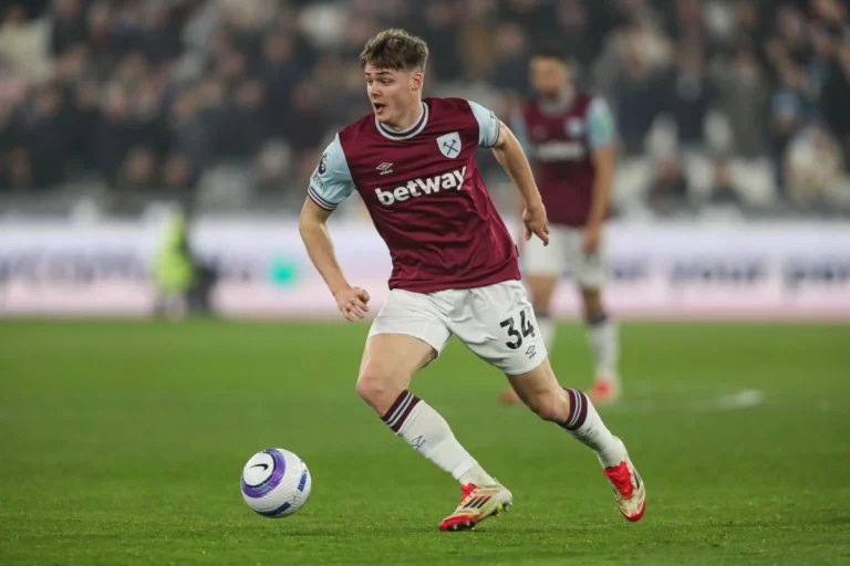 Evan Ferguson sous le maillot de West Ham @Alamy