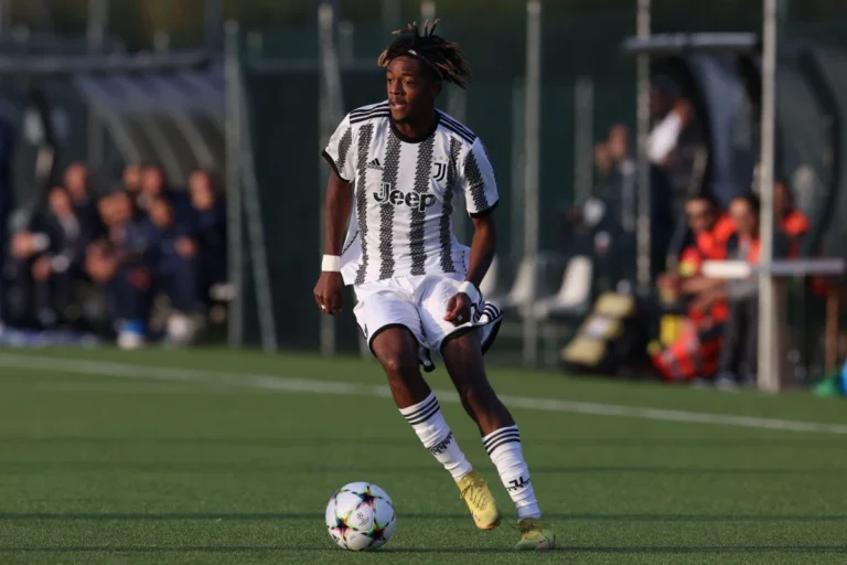 Samuel Mbangula avec le maillot de la Juve @Alamy