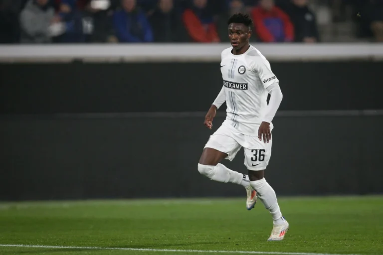 Amady Camara signe à Nantes ©Alamy