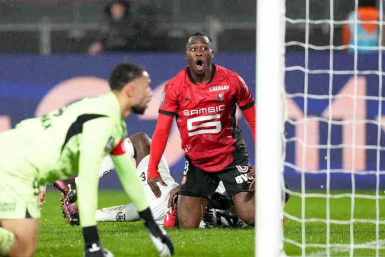Arnaud Kalimuendo visé par Brentford ©Alamy