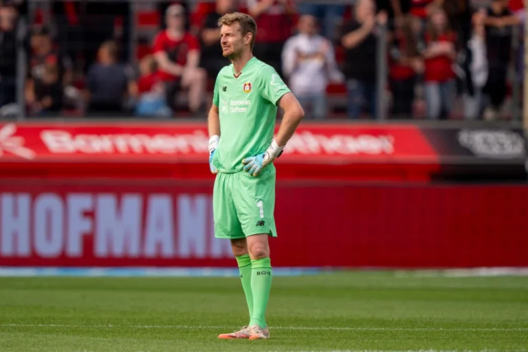 Lukas Hradecky encore loin de rejoindre Monaco ©Alamy