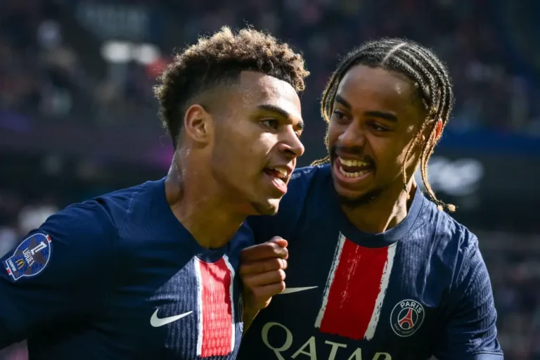 Désiré Doué et Bradley Barcola célèbrent un but ©Alamy