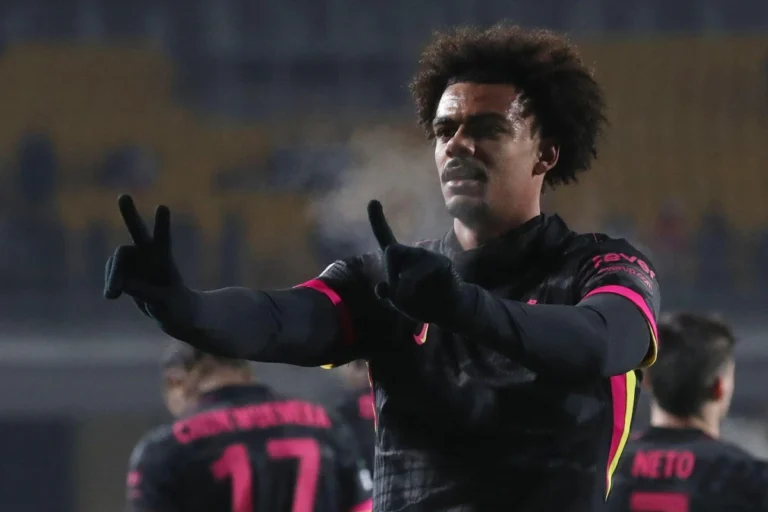 Renato Veiga et 3 coéquipiers vers Dortmund ©Alamy