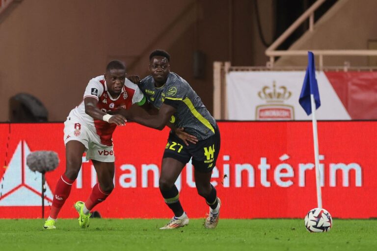 Mohamed Bayo au duel avec un Monégasque @Alamy